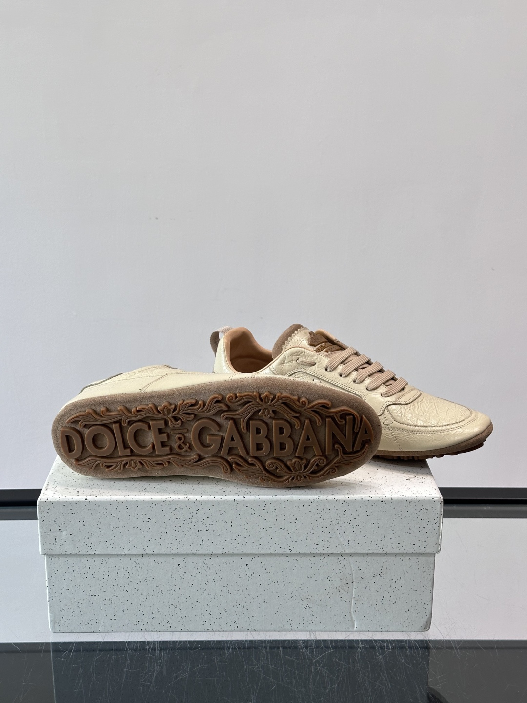 👟Dolce & Gabbana 系列运动鞋，皮革鞋面，简约复古设计，低调又有质感✨。橡胶鞋底，穿着舒适