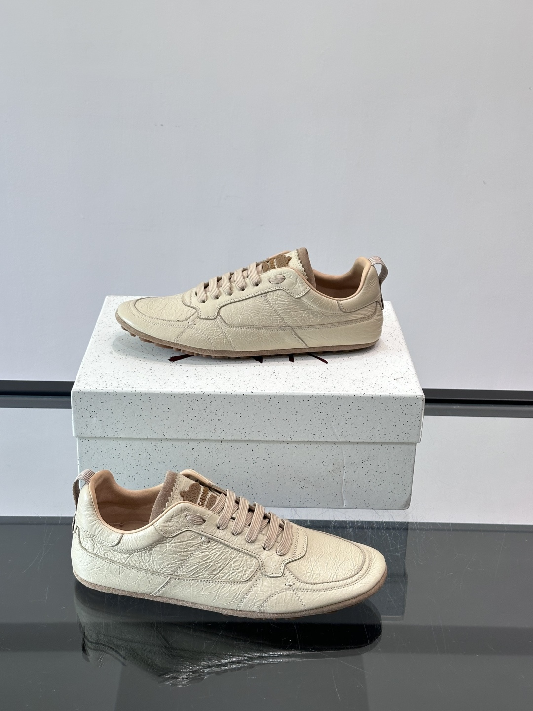 👟Dolce & Gabbana 系列运动鞋，皮革鞋面，简约复古设计，低调又有质感✨。橡胶鞋底，穿着舒适