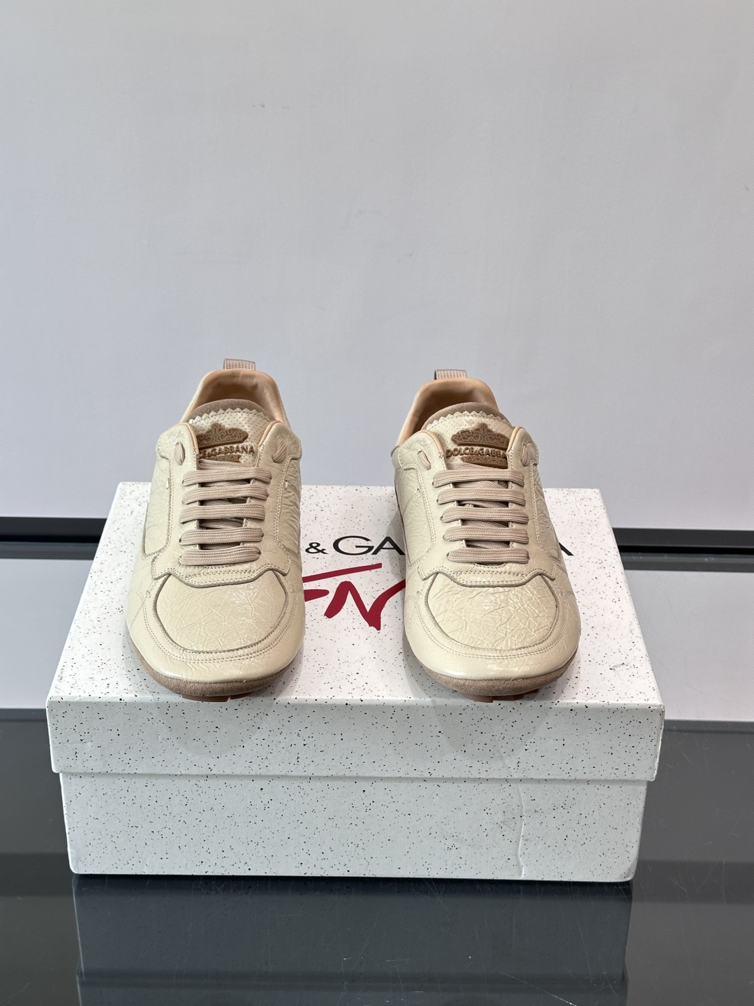 👟Dolce & Gabbana 系列运动鞋，皮革鞋面，简约复古设计，低调又有质感✨。橡胶鞋底，穿着舒适