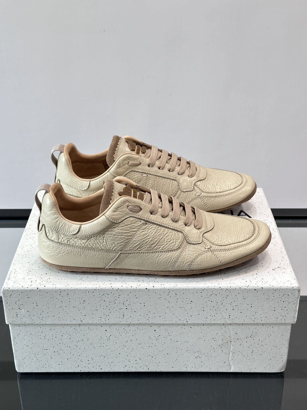 👟Dolce & Gabbana 系列运动鞋，皮革鞋面，简约复古设计，低调又有质感✨。橡胶鞋底，穿着舒适