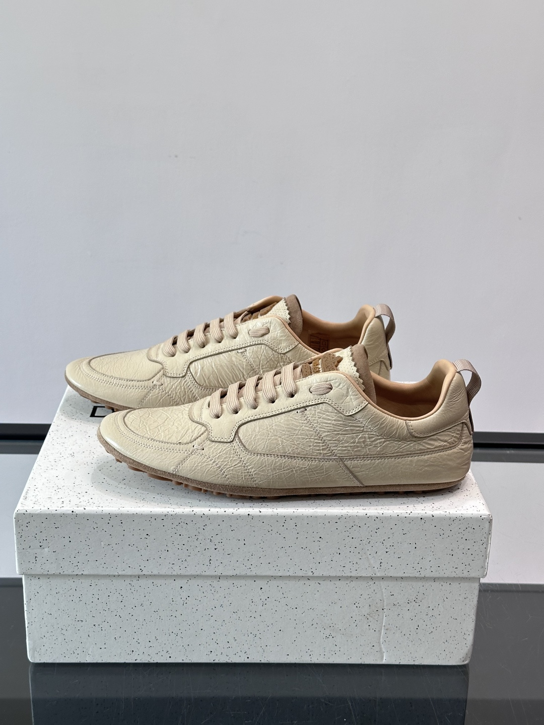 👟Dolce & Gabbana 系列运动鞋，皮革鞋面，简约复古设计，低调又有质感✨。橡胶鞋底，穿着舒适