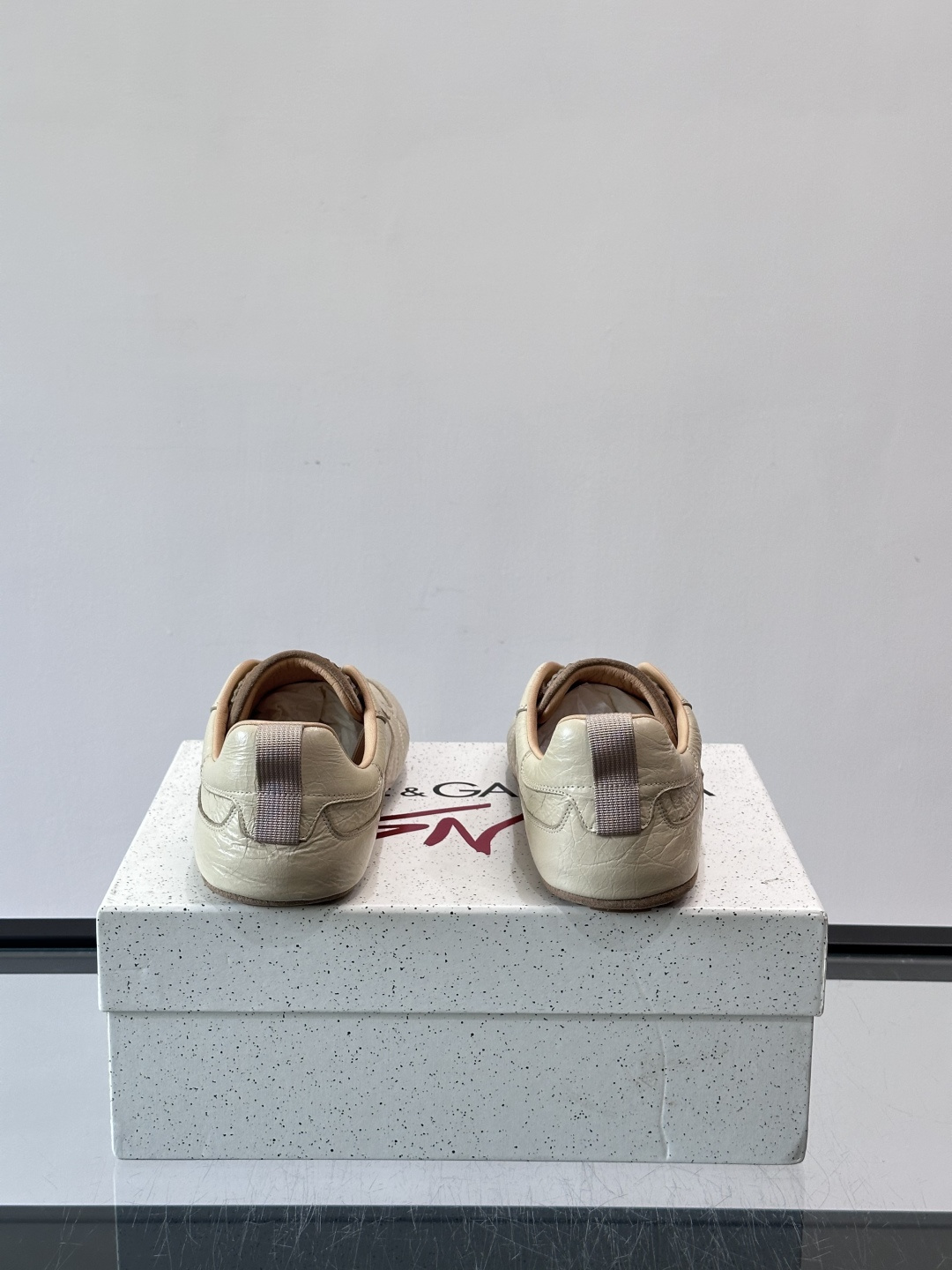 👟Dolce & Gabbana 系列运动鞋，皮革鞋面，简约复古设计，低调又有质感✨。橡胶鞋底，穿着舒适