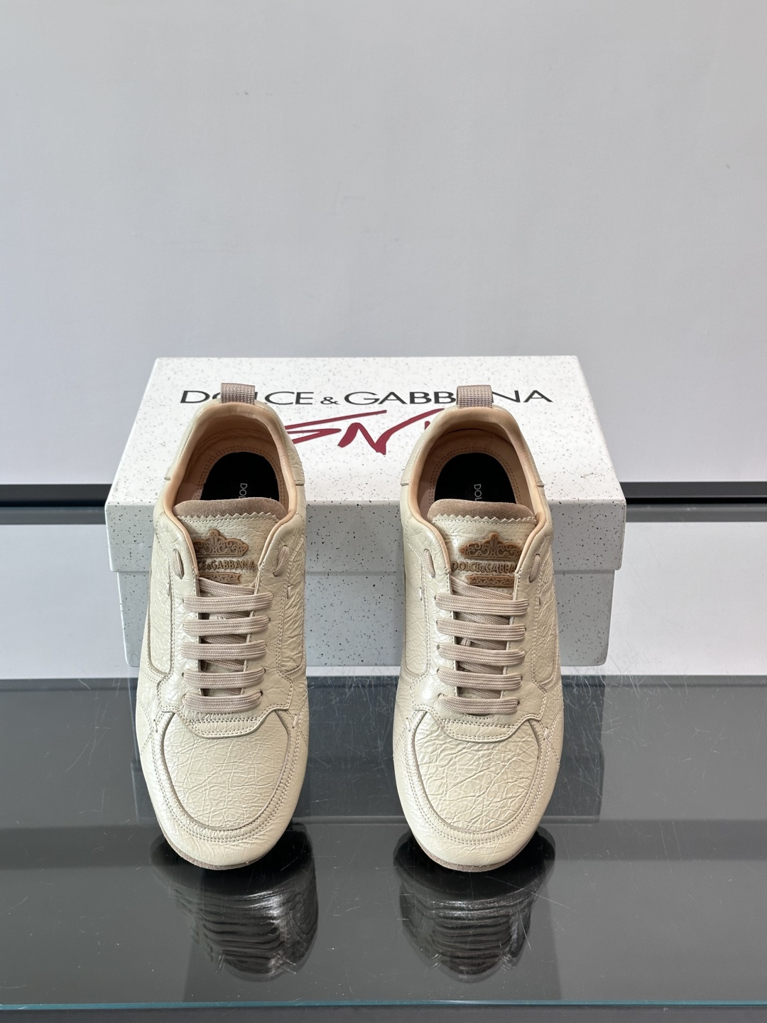 👟Dolce & Gabbana 系列运动鞋，皮革鞋面，简约复古设计，低调又有质感✨。橡胶鞋底，穿着舒适