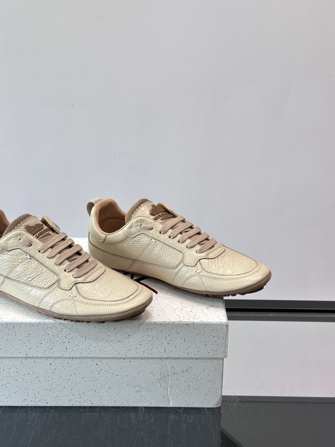 👟Dolce & Gabbana 系列运动鞋，皮革鞋面，简约复古设计，低调又有质感✨。橡胶鞋底，穿着舒适