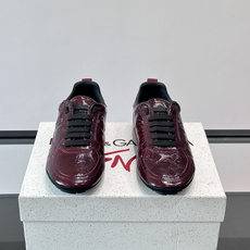 👟Dolce & Gabbana 系列运动鞋,皮革鞋面,简约复古设计,低调又有质感✨。橡胶鞋底,穿着舒适 👟Dolce & Gabbana 系列运动鞋,皮革鞋面,简约复古设计,低调又有质感✨。橡胶鞋底,穿着舒适