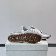 👟Dolce & Gabbana 系列运动鞋,皮革鞋面,简约复古设计,低调又有质感✨。橡胶鞋底,穿着舒适 👟Dolce & Gabbana 系列运动鞋,皮革鞋面,简约复古设计,低调又有质感✨。橡胶鞋底,穿着舒适