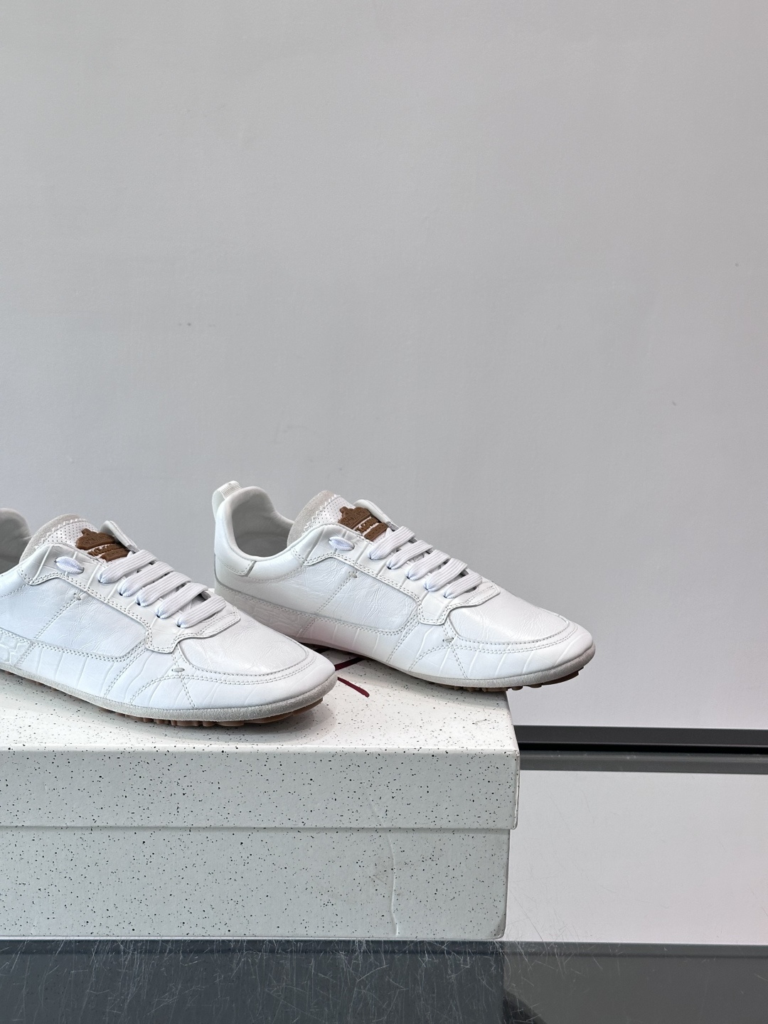 👟Dolce & Gabbana 系列运动鞋，皮革鞋面，简约复古设计，低调又有质感✨。橡胶鞋底，穿着舒适