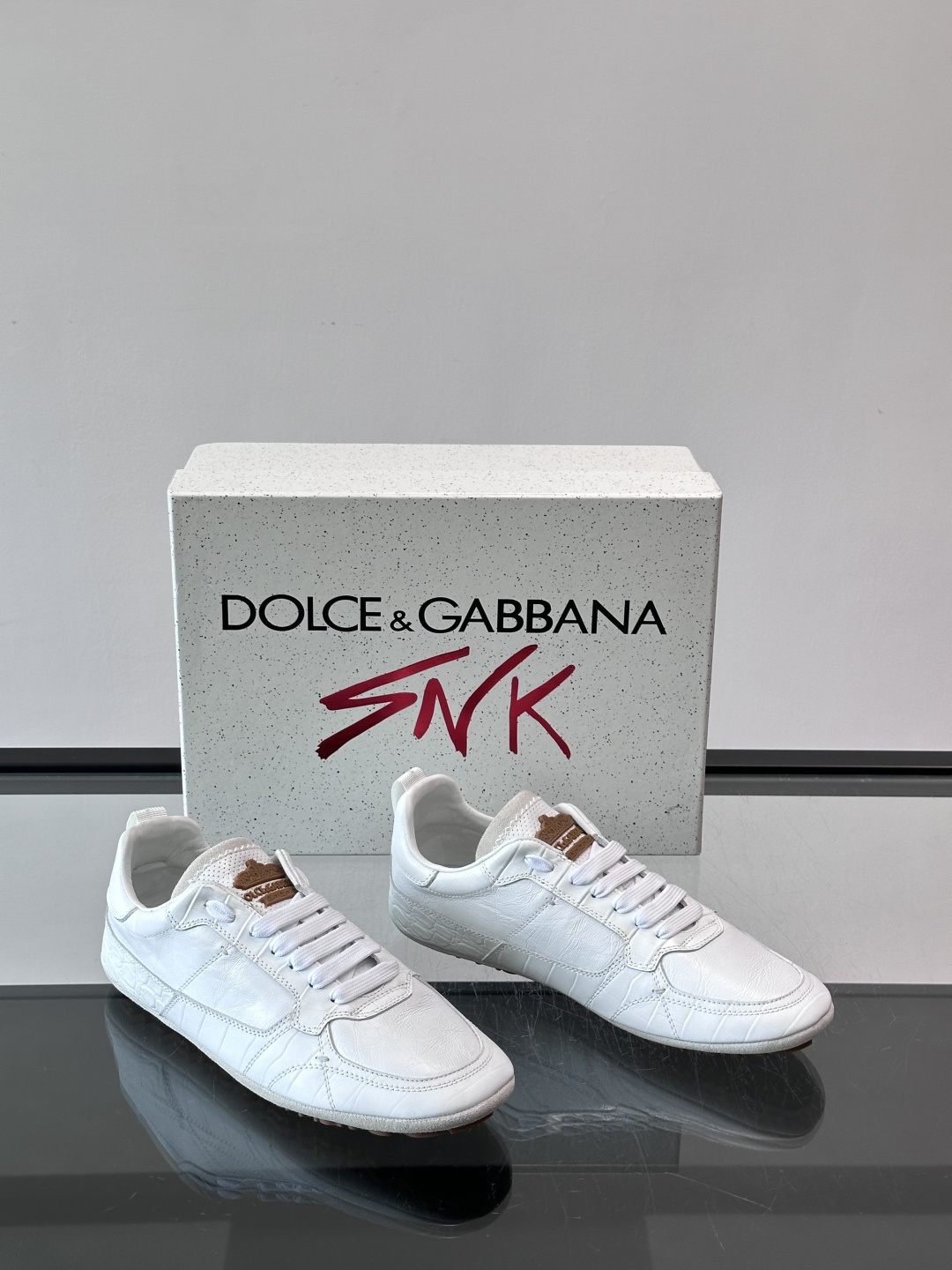 👟Dolce & Gabbana 系列运动鞋，皮革鞋面，简约复古设计，低调又有质感✨。橡胶鞋底，穿着舒适