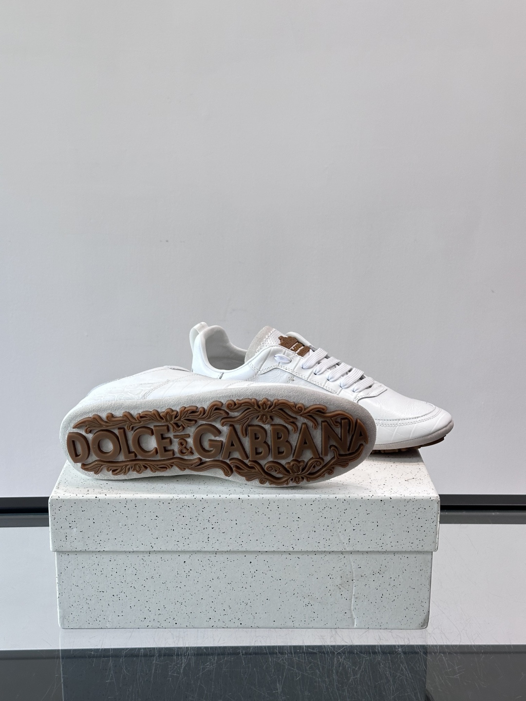 👟Dolce & Gabbana 系列运动鞋，皮革鞋面，简约复古设计，低调又有质感✨。橡胶鞋底，穿着舒适