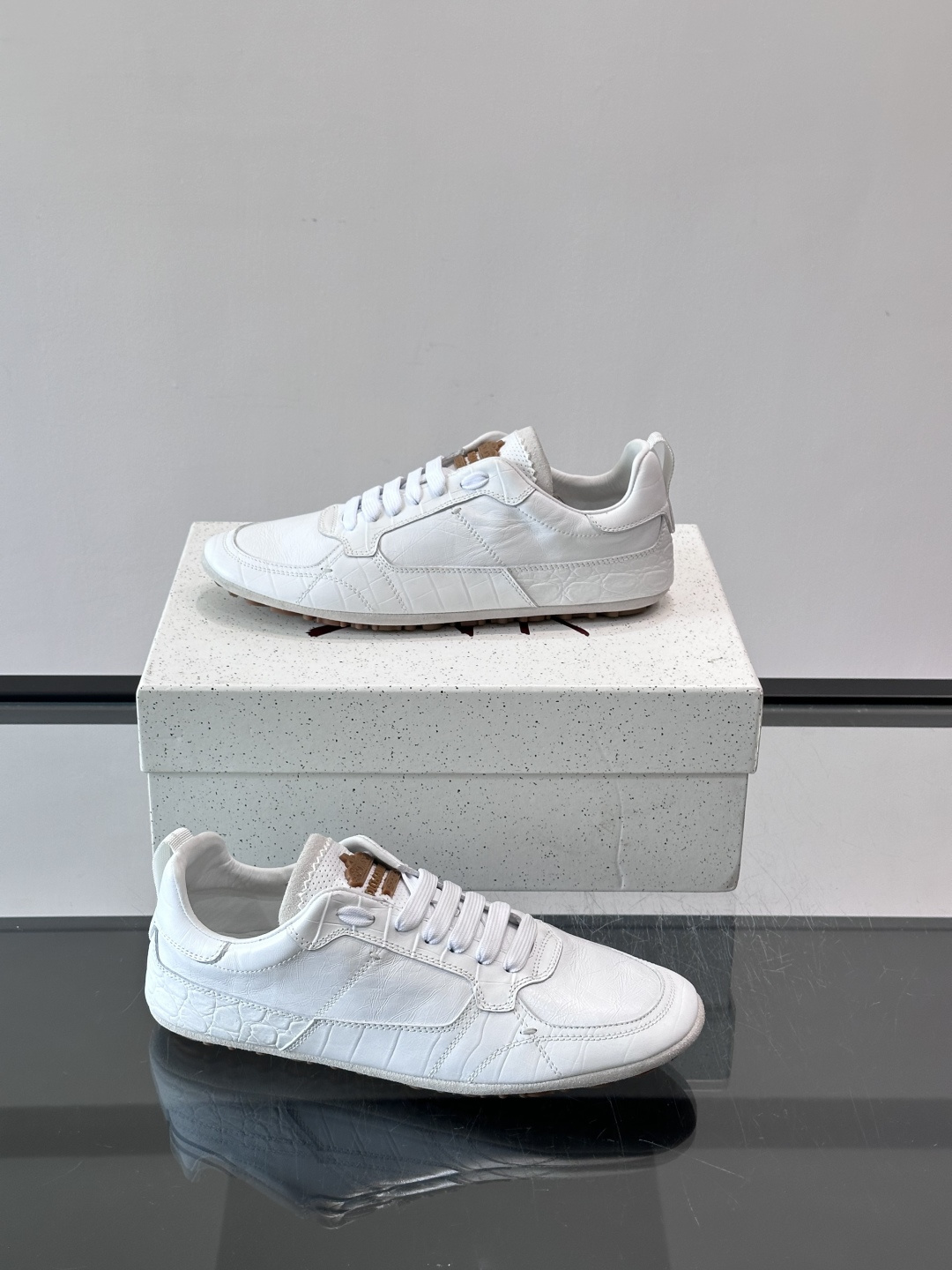👟Dolce & Gabbana 系列运动鞋，皮革鞋面，简约复古设计，低调又有质感✨。橡胶鞋底，穿着舒适