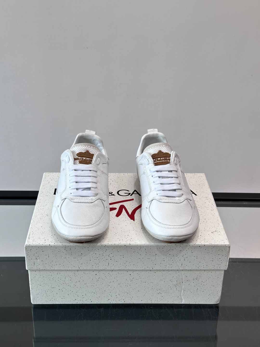 👟Dolce & Gabbana 系列运动鞋，皮革鞋面，简约复古设计，低调又有质感✨。橡胶鞋底，穿着舒适