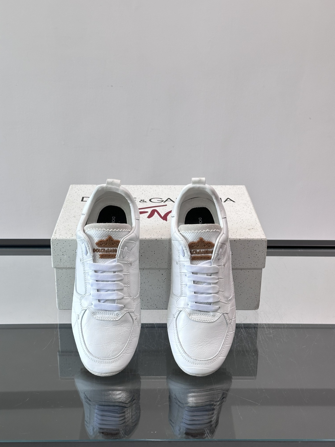 👟Dolce & Gabbana 系列运动鞋，皮革鞋面，简约复古设计，低调又有质感✨。橡胶鞋底，穿着舒适