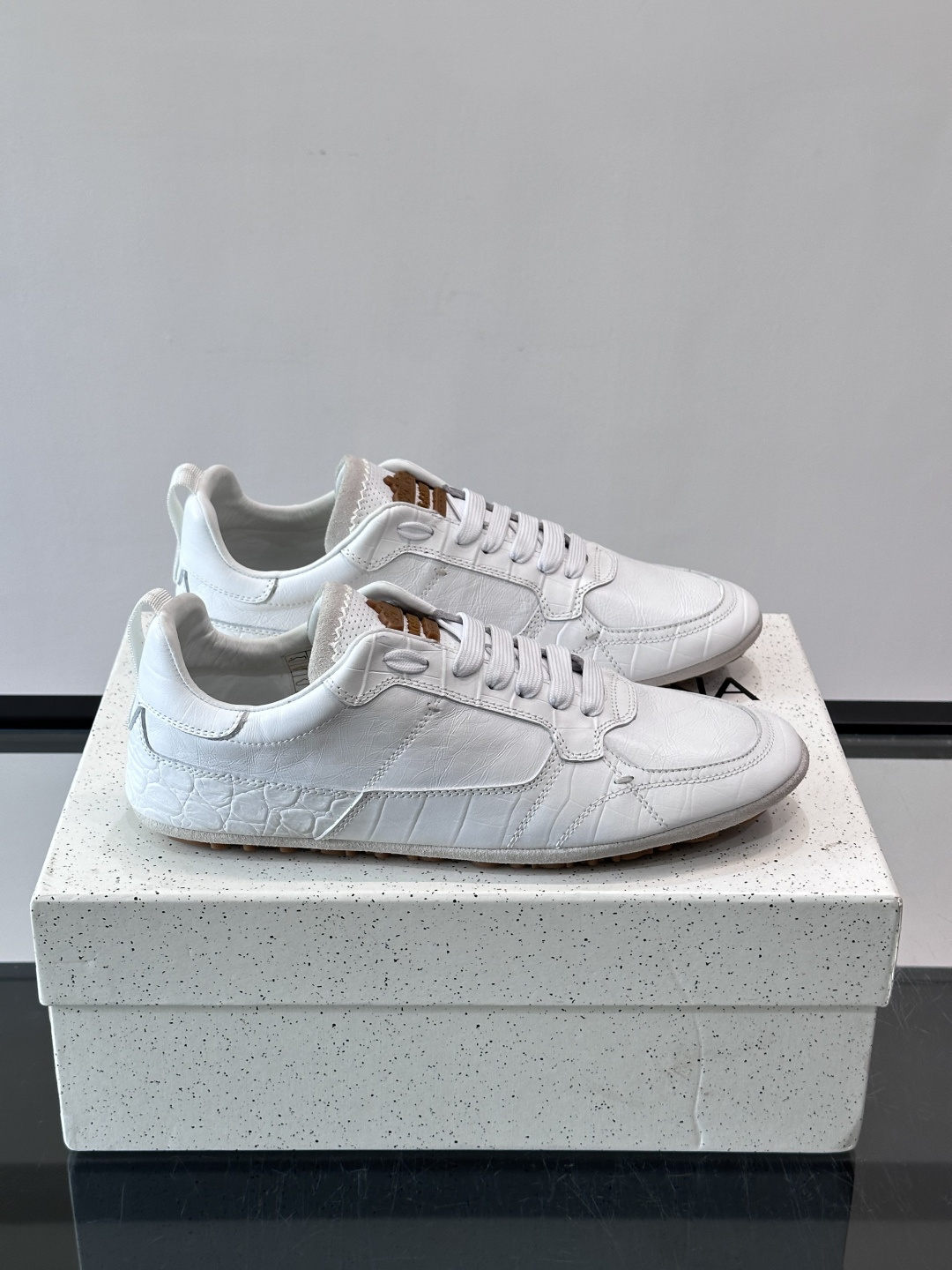 👟Dolce & Gabbana 系列运动鞋，皮革鞋面，简约复古设计，低调又有质感✨。橡胶鞋底，穿着舒适