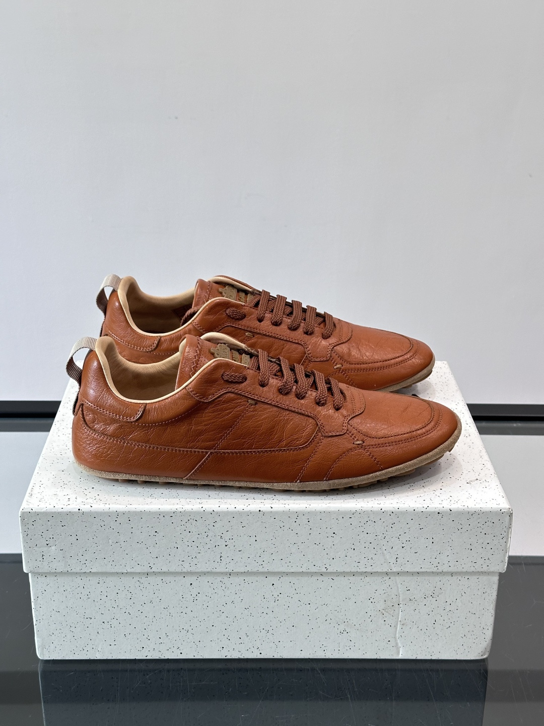 👟Dolce & Gabbana 系列运动鞋，皮革鞋面，简约复古设计，低调又有质感✨。橡胶鞋底，穿着舒适