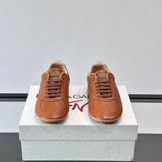 👟Dolce & Gabbana 系列运动鞋,皮革鞋面,简约复古设计,低调又有质感✨。橡胶鞋底,穿着舒适 👟Dolce & Gabbana 系列运动鞋,皮革鞋面,简约复古设计,低调又有质感✨。橡胶鞋底,穿着舒适