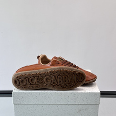👟Dolce & Gabbana 系列运动鞋,皮革鞋面,简约复古设计,低调又有质感✨。橡胶鞋底,穿着舒适 👟Dolce & Gabbana 系列运动鞋,皮革鞋面,简约复古设计,低调又有质感✨。橡胶鞋底,穿着舒适