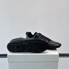 👟Dolce & Gabbana 系列运动鞋,皮革鞋面,简约复古设计,低调又有质感✨。橡胶鞋底,穿着舒适 👟Dolce & Gabbana 系列运动鞋,皮革鞋面,简约复古设计,低调又有质感✨。橡胶鞋底,穿着舒适