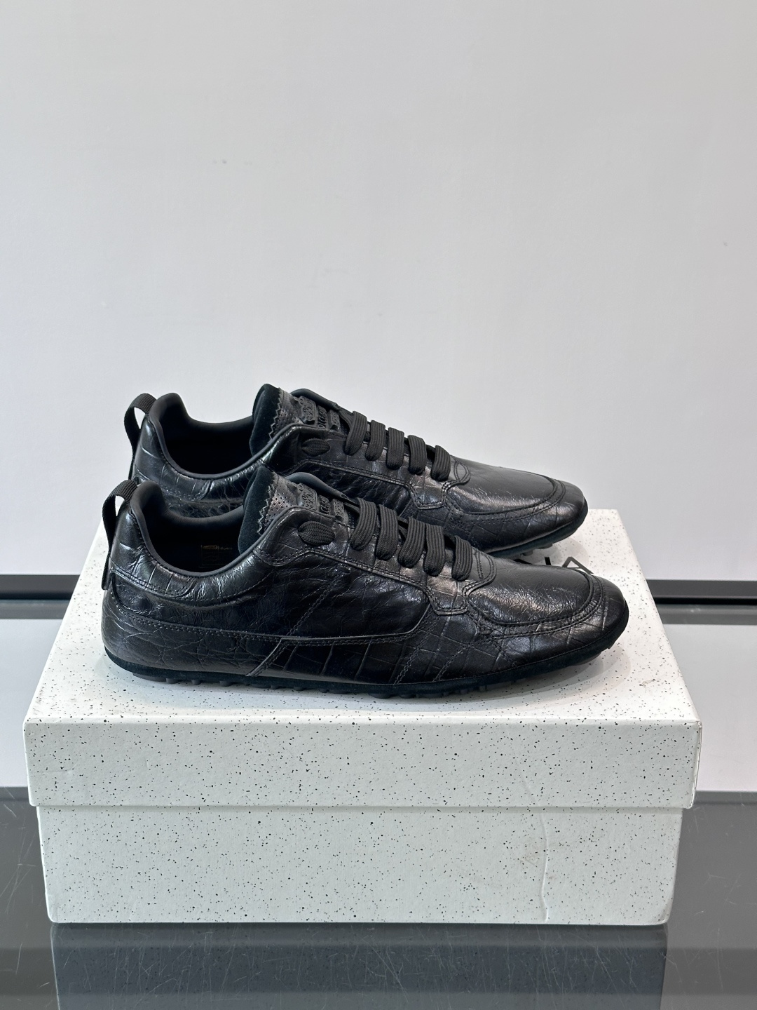 👟Dolce & Gabbana 系列运动鞋，皮革鞋面，简约复古设计，低调又有质感✨。橡胶鞋底，穿着舒适