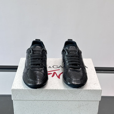👟Dolce & Gabbana 系列运动鞋,皮革鞋面,简约复古设计,低调又有质感✨。橡胶鞋底,穿着舒适 👟Dolce & Gabbana 系列运动鞋,皮革鞋面,简约复古设计,低调又有质感✨。橡胶鞋底,穿着舒适
