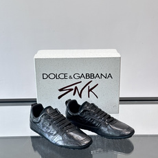 👟Dolce & Gabbana 系列运动鞋,皮革鞋面,简约复古设计,低调又有质感✨。橡胶鞋底,穿着舒适 👟Dolce & Gabbana 系列运动鞋,皮革鞋面,简约复古设计,低调又有质感✨。橡胶鞋底,穿着舒适