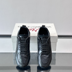 👟Dolce & Gabbana 系列运动鞋,皮革鞋面,简约复古设计,低调又有质感✨。橡胶鞋底,穿着舒适 👟Dolce & Gabbana 系列运动鞋,皮革鞋面,简约复古设计,低调又有质感✨。橡胶鞋底,穿着舒适