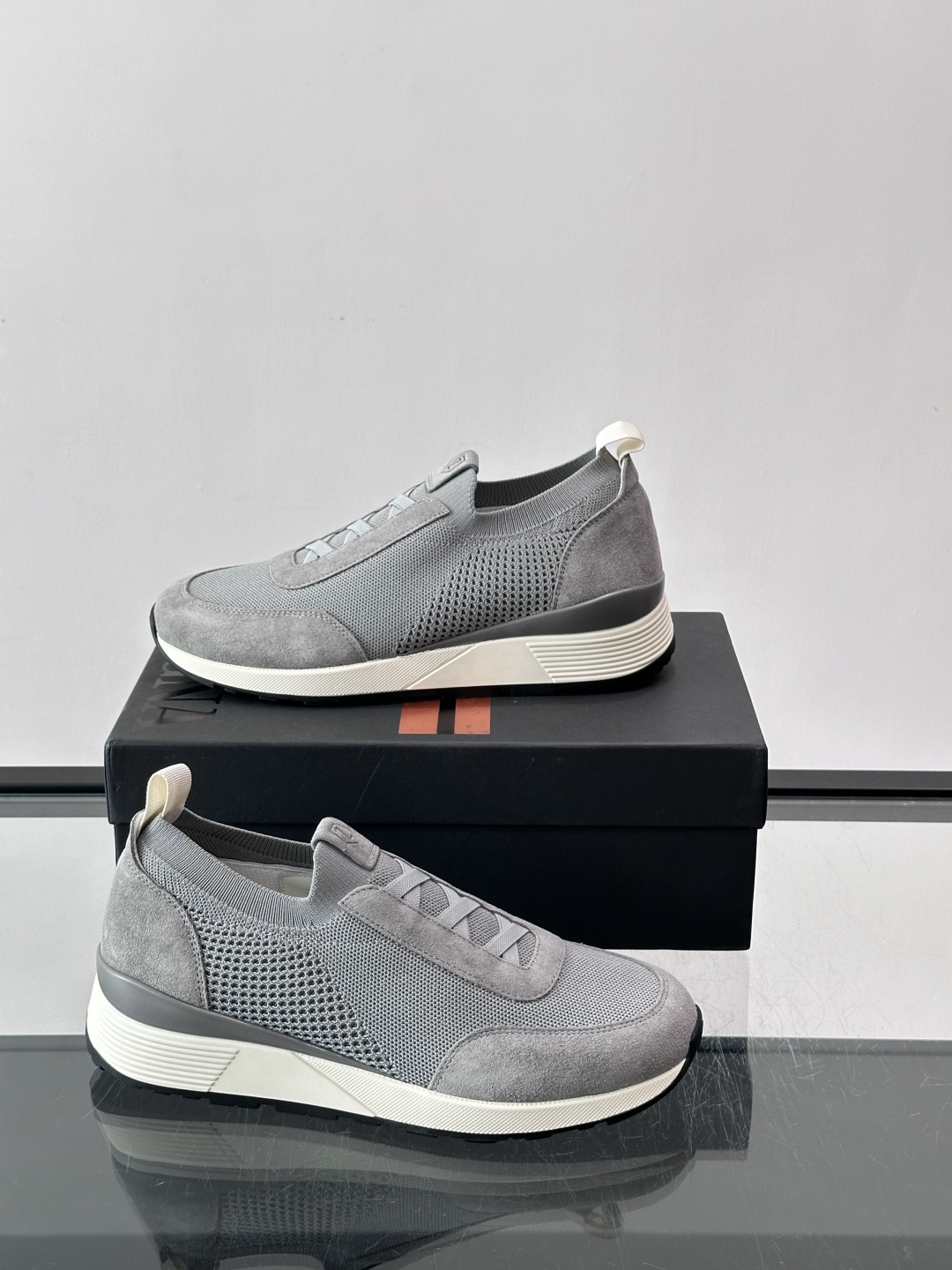 Zegna/杰尼亚全新男士休闲鞋。高定原版一致的特殊弹力针织面料，加密一体飞织面料，确保多季节的实用性和