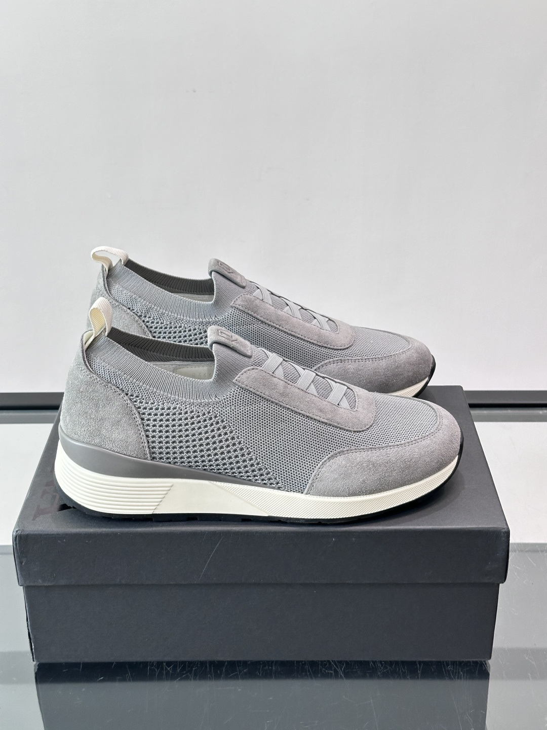Zegna/杰尼亚全新男士休闲鞋。高定原版一致的特殊弹力针织面料，加密一体飞织面料，确保多季节的实用性和