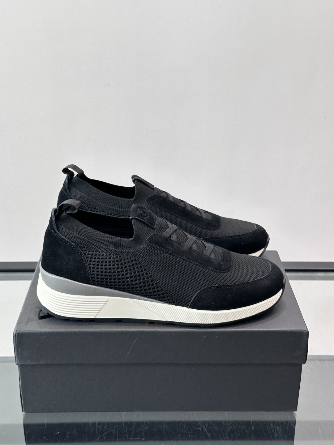 Zegna/杰尼亚全新男士休闲鞋。高定原版一致的特殊弹力针织面料，加密一体飞织面料，确保多季节的实用性和