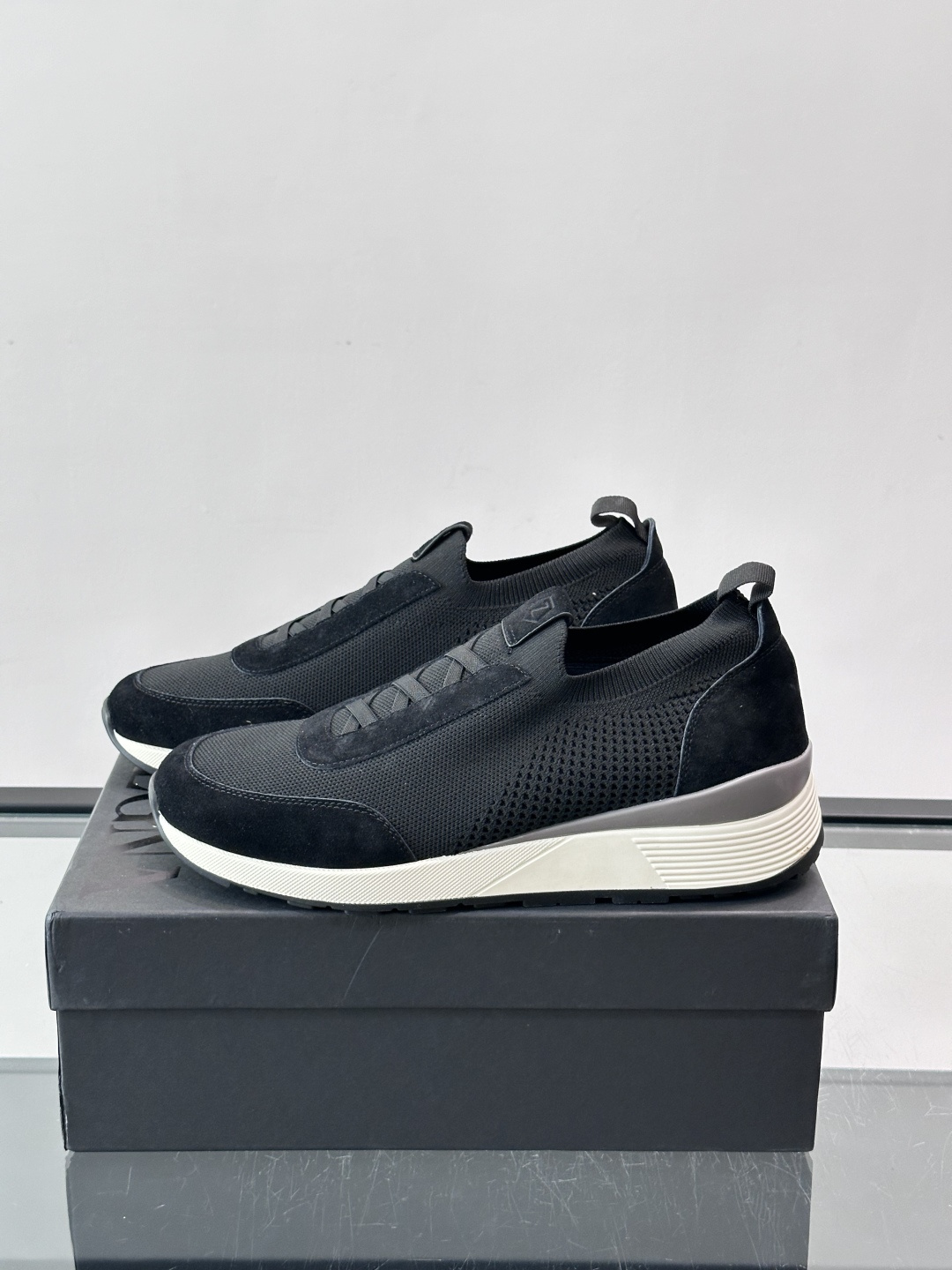 Zegna/杰尼亚全新男士休闲鞋。高定原版一致的特殊弹力针织面料，加密一体飞织面料，确保多季节的实用性和