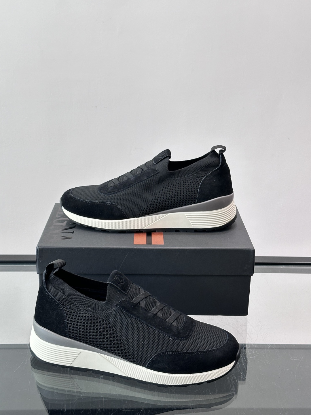 Zegna/杰尼亚全新男士休闲鞋。高定原版一致的特殊弹力针织面料，加密一体飞织面料，确保多季节的实用性和