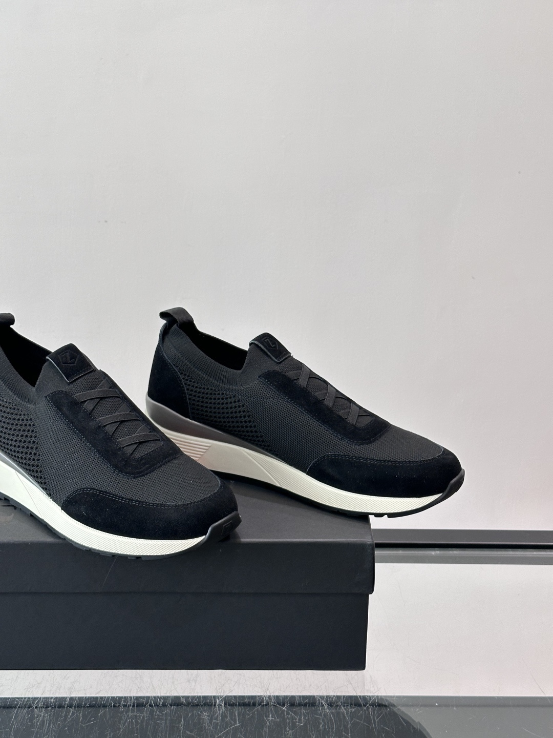 Zegna/杰尼亚全新男士休闲鞋。高定原版一致的特殊弹力针织面料，加密一体飞织面料，确保多季节的实用性和