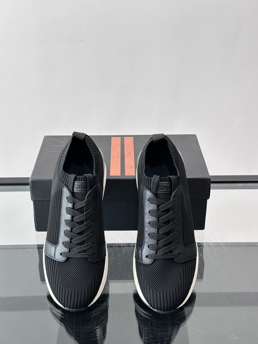 Zegna/杰尼亚全新男士休闲鞋。高定原版一致的特殊弹力针织面料，加密一体飞织面料，确保多季节的实用性和