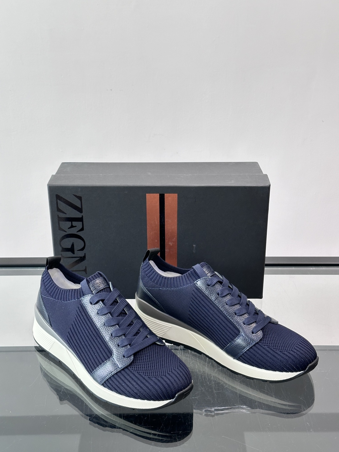 Zegna/杰尼亚全新男士休闲鞋。高定原版一致的特殊弹力针织面料，加密一体飞织面料，确保多季节的实用性和
