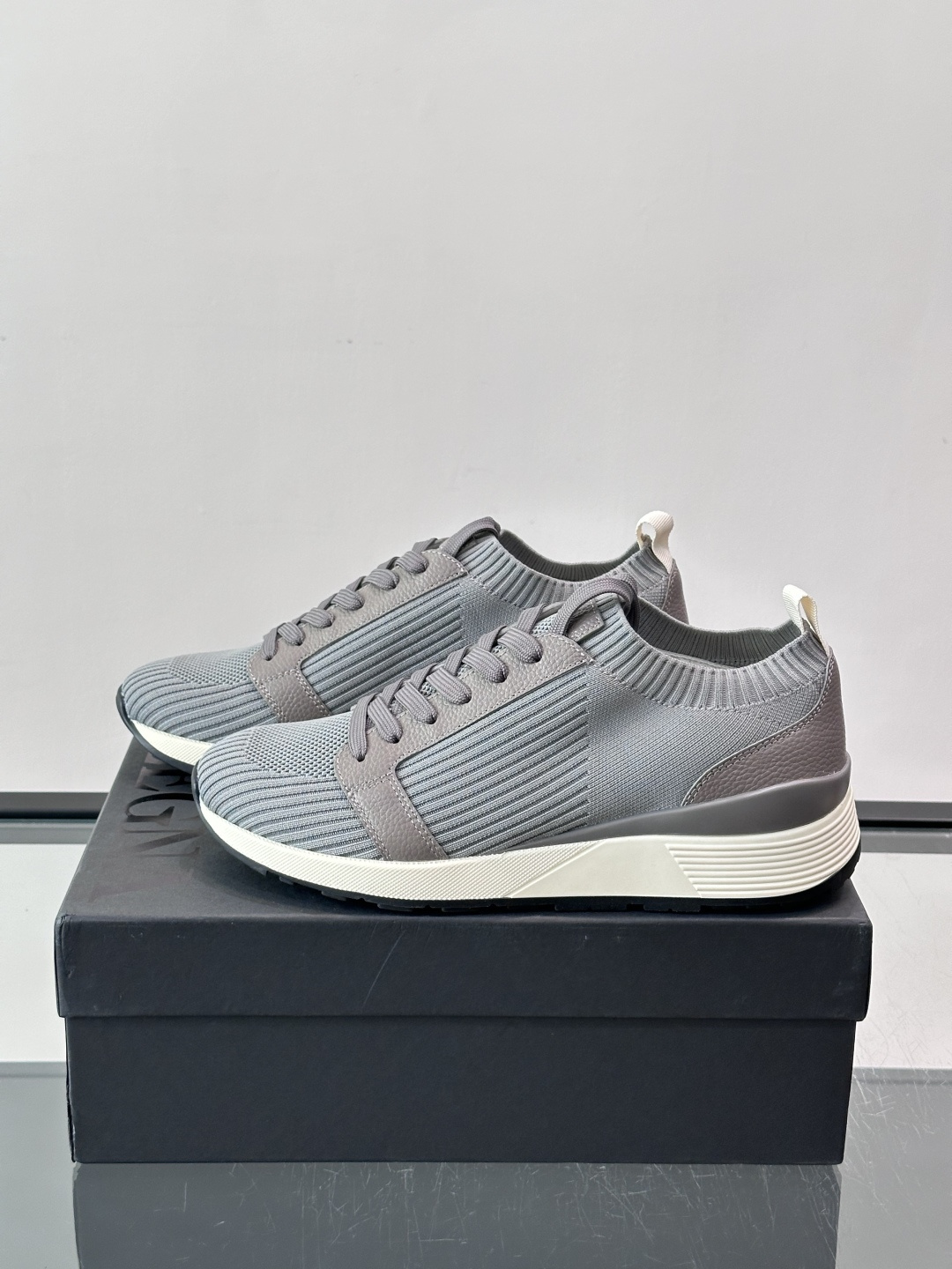 Zegna/杰尼亚全新男士休闲鞋。高定原版一致的特殊弹力针织面料，加密一体飞织面料，确保多季节的实用性和