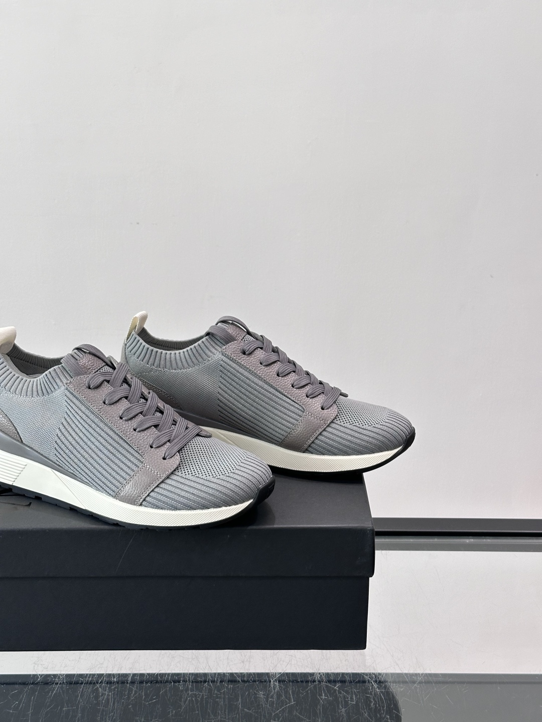 Zegna/杰尼亚全新男士休闲鞋。高定原版一致的特殊弹力针织面料，加密一体飞织面料，确保多季节的实用性和
