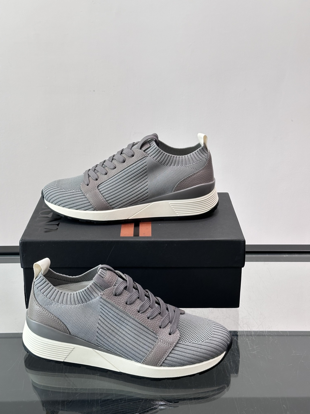 Zegna/杰尼亚全新男士休闲鞋。高定原版一致的特殊弹力针织面料，加密一体飞织面料，确保多季节的实用性和