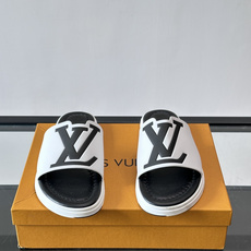 ✨LV Isola系列凉拖鞋,采用Monogram压花皮革,搭配橡胶鞋底,简约又有辨识度。鞋面“LV ✨LV Isola系列凉拖鞋,采用Monogram压花皮革,搭配橡胶鞋底,简约又有辨识度。鞋面“LV