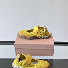 MiuMiu玛丽珍鞋,麂皮+皮革拼接,质感柔软细腻。魔术贴设计,穿脱超方便,圆头显脚小,浅棕厚底增高又舒 MiuMiu玛丽珍鞋,麂皮+皮革拼接,质感柔软细腻。魔术贴设计,穿脱超方便,圆头显脚小,浅棕厚底增高又舒