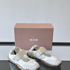 MiuMiu玛丽珍鞋,麂皮+皮革拼接,质感柔软细腻。魔术贴设计,穿脱超方便,圆头显脚小,浅棕厚底增高又舒 MiuMiu玛丽珍鞋,麂皮+皮革拼接,质感柔软细腻。魔术贴设计,穿脱超方便,圆头显脚小,浅棕厚底增高又舒