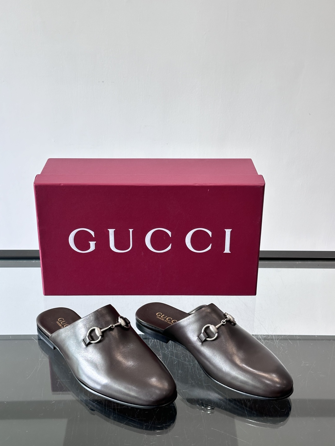 Gucci GG皮革穆勒鞋，牛皮革+金色马衔扣，品牌感满满！无后跟设计，穿脱超方便，日常通勤或休闲都能轻