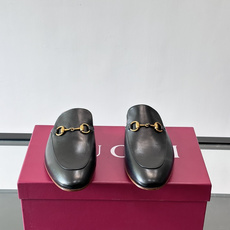 Gucci GG皮革穆勒鞋,牛皮革+金色马衔扣,品牌感满满!无后跟设计,穿脱超方便,日常通勤或休闲都能轻 Gucci GG皮革穆勒鞋,牛皮革+金色马衔扣,品牌感满满!无后跟设计,穿脱超方便,日常通勤或休闲都能轻