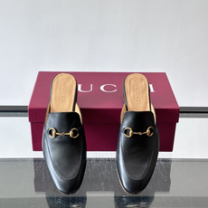 Gucci GG皮革穆勒鞋,牛皮革+金色马衔扣,品牌感满满!无后跟设计,穿脱超方便,日常通勤或休闲都能轻 Gucci GG皮革穆勒鞋,牛皮革+金色马衔扣,品牌感满满!无后跟设计,穿脱超方便,日常通勤或休闲都能轻