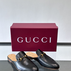Gucci GG皮革穆勒鞋,牛皮革+金色马衔扣,品牌感满满!无后跟设计,穿脱超方便,日常通勤或休闲都能轻 Gucci GG皮革穆勒鞋,牛皮革+金色马衔扣,品牌感满满!无后跟设计,穿脱超方便,日常通勤或休闲都能轻