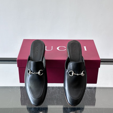 Gucci GG皮革穆勒鞋,牛皮革+金色马衔扣,品牌感满满!无后跟设计,穿脱超方便,日常通勤或休闲都能轻 Gucci GG皮革穆勒鞋,牛皮革+金色马衔扣,品牌感满满!无后跟设计,穿脱超方便,日常通勤或休闲都能轻