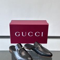 Gucci GG皮革穆勒鞋,牛皮革+金色马衔扣,品牌感满满!无后跟设计,穿脱超方便,日常通勤或休闲都能轻 Gucci GG皮革穆勒鞋,牛皮革+金色马衔扣,品牌感满满!无后跟设计,穿脱超方便,日常通勤或休闲都能轻