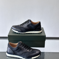 👞Berluti男士休闲皮鞋,采用头层牛皮+绒面拼接,质感细腻又耐用。经典系带设计,日常或户外都能轻松驾 👞Berluti男士休闲皮鞋,采用头层牛皮+绒面拼接,质感细腻又耐用。经典系带设计,日常或户外都能轻松驾