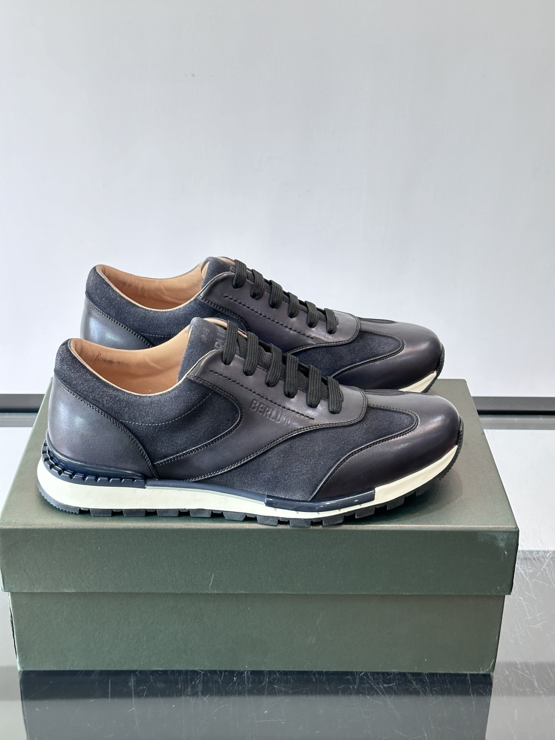 👞Berluti男士休闲皮鞋，采用头层牛皮+绒面拼接，质感细腻又耐用。经典系带设计，日常或户外都能轻松驾