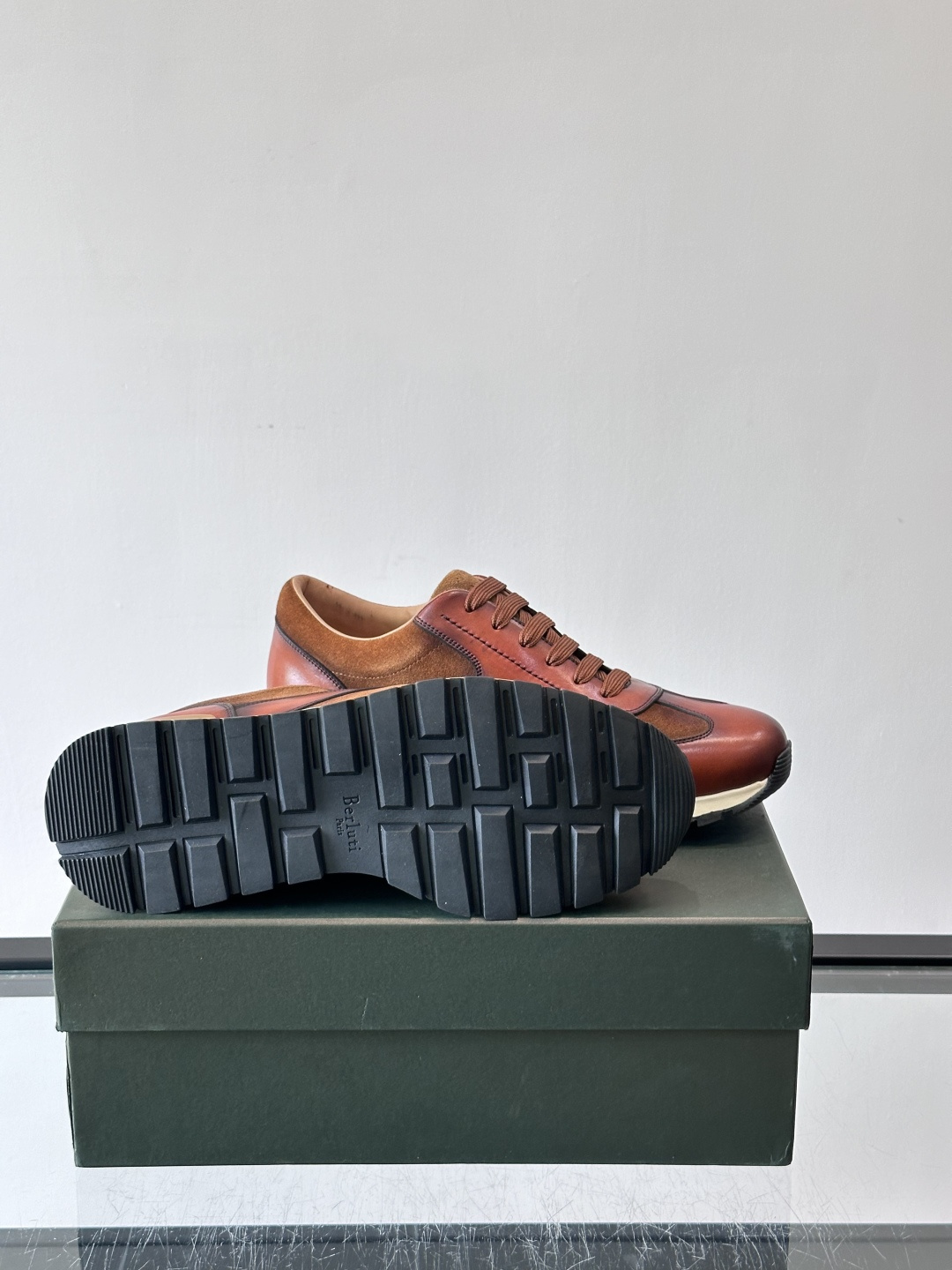👞Berluti男士休闲皮鞋，采用头层牛皮+绒面拼接，质感细腻又耐用。经典系带设计，日常或户外都能轻松驾