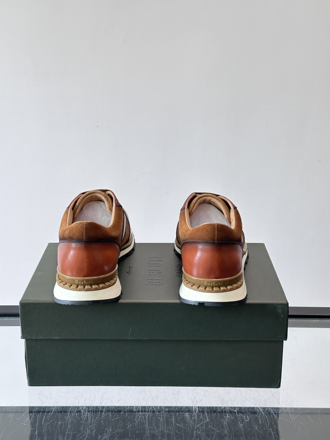 👞Berluti男士休闲皮鞋，采用头层牛皮+绒面拼接，质感细腻又耐用。经典系带设计，日常或户外都能轻松驾