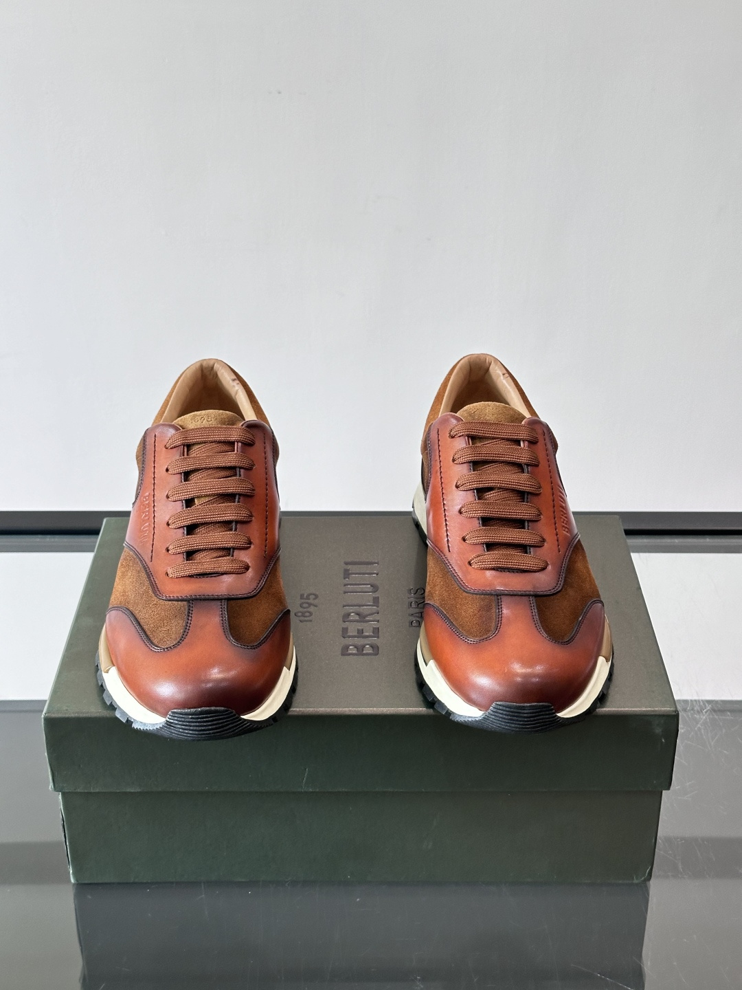 👞Berluti男士休闲皮鞋，采用头层牛皮+绒面拼接，质感细腻又耐用。经典系带设计，日常或户外都能轻松驾